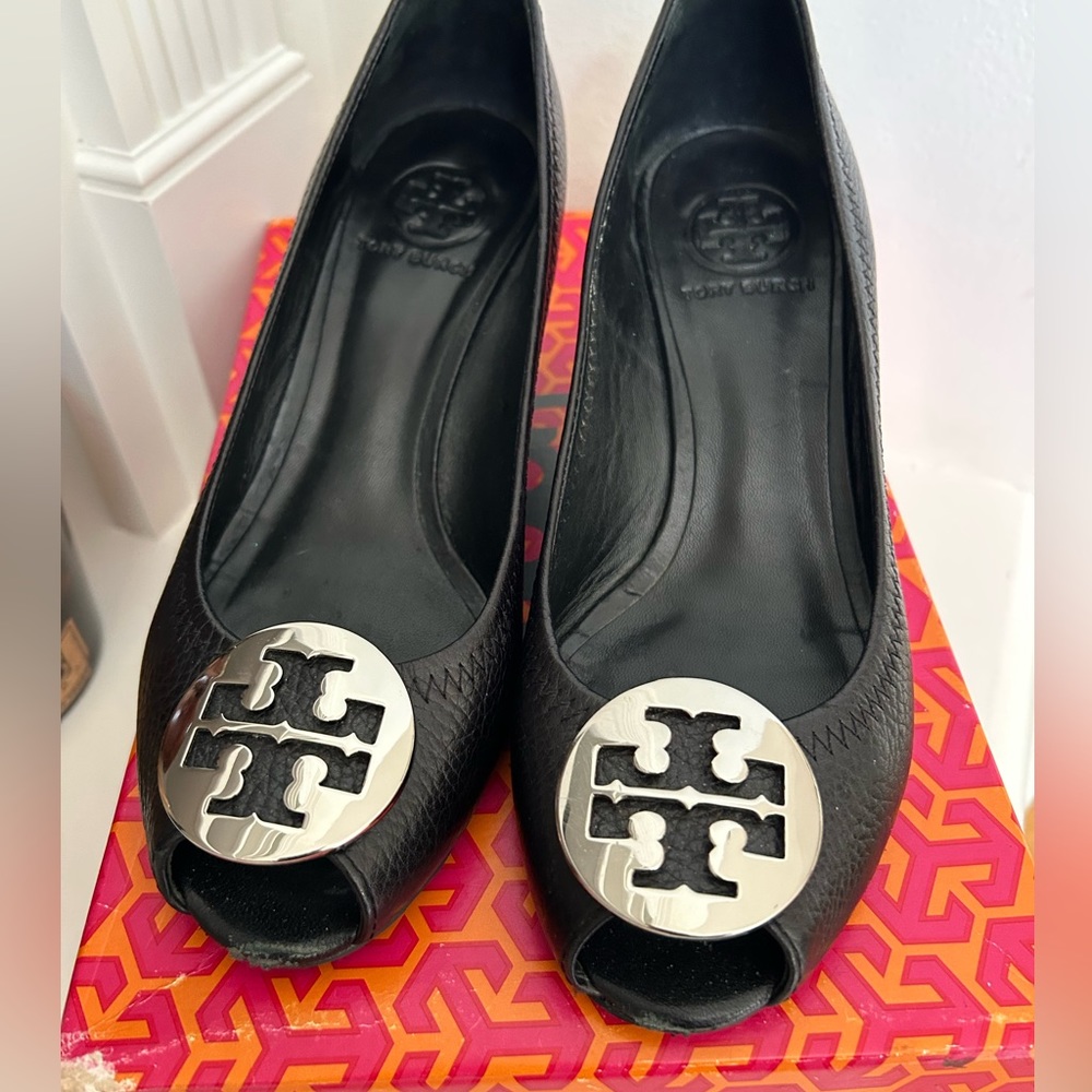 TORY BURCH SALLY OPEN TOE LOGO Black Silver 7.5 W/box Tumbled Leather EUC